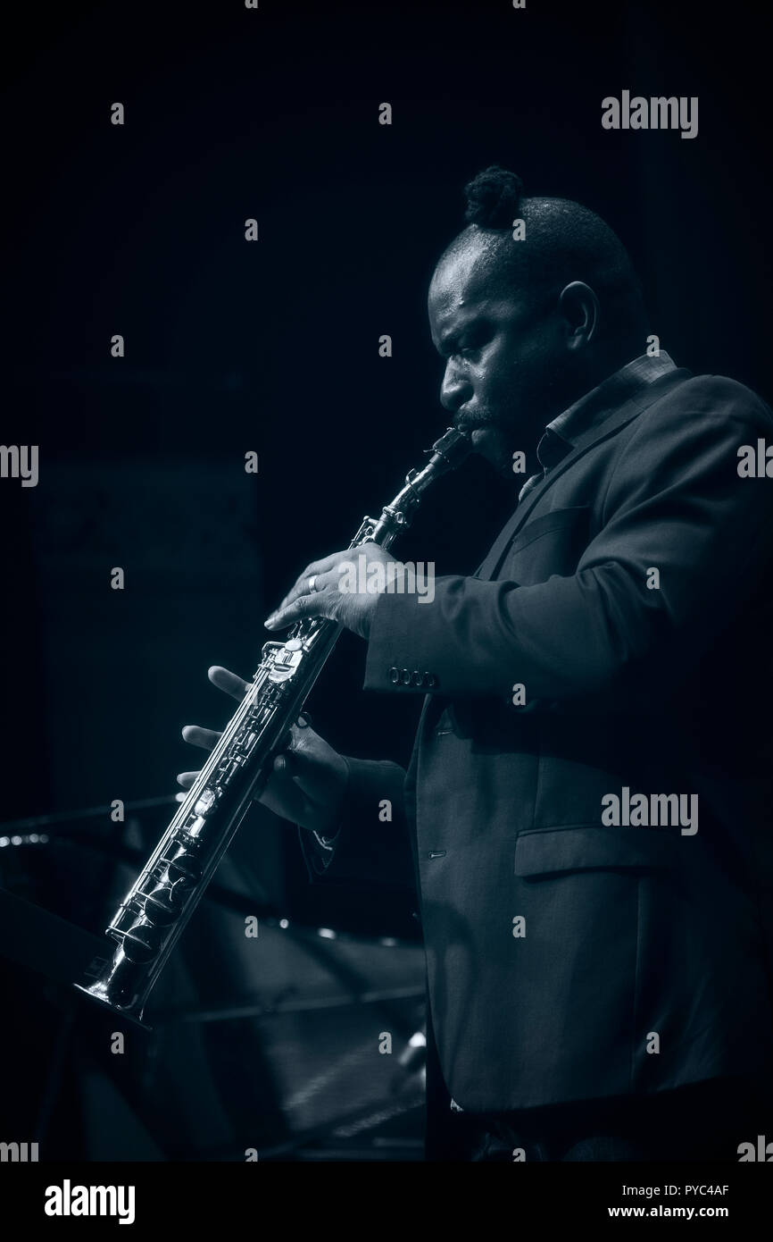 Jason Yarde improvvisare sul sax soprano con Matt Ridley Quartet, Scarborough Jazz Festival 2018 Foto Stock