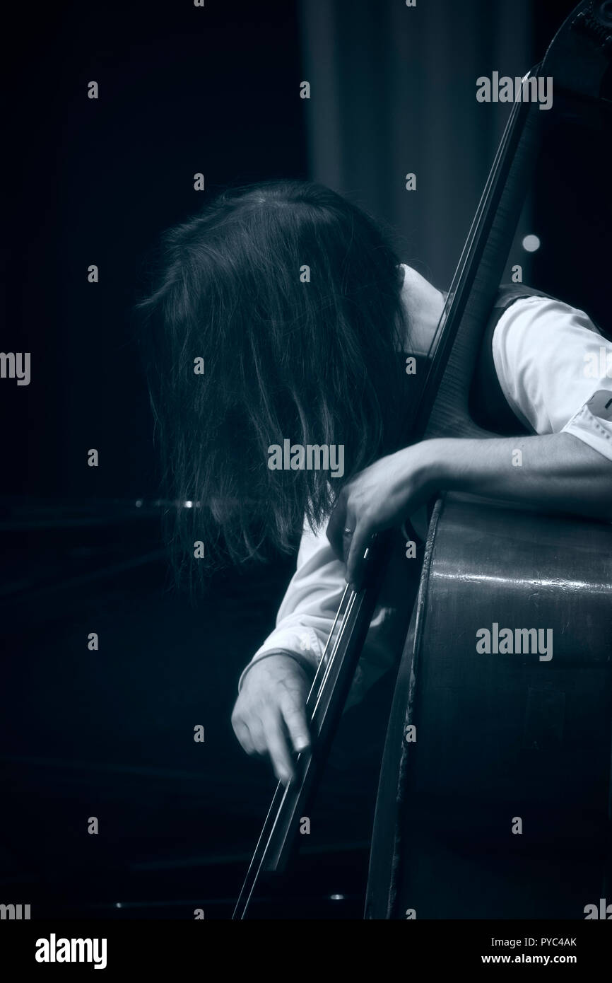 Matt Ridley assolo al contrabbasso con il suo quartetto, Scarborough Jazz Festival 2018 Foto Stock