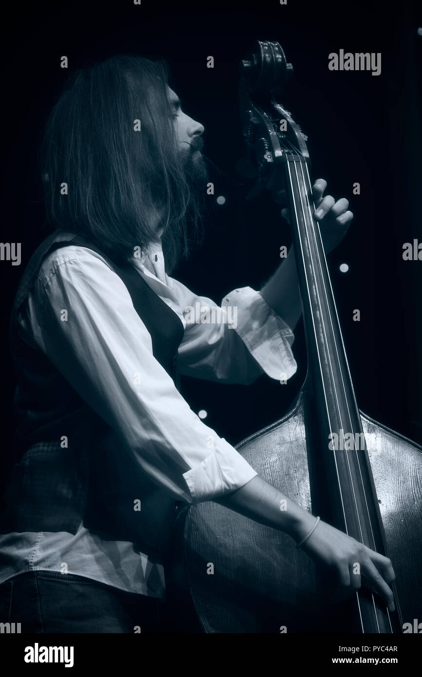 Matt Ridley assolo al contrabbasso con il suo quartetto, Scarborough Jazz Festival 2018 Foto Stock