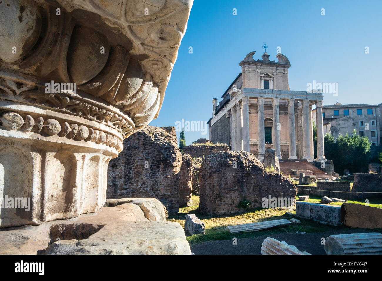 Guardando attraverso il foro romano verso il tempio di Antonino e Faustina, ora la chiesa di San Lorenzo in Miranda, Foro Romano, Roma, Italia. Foto Stock