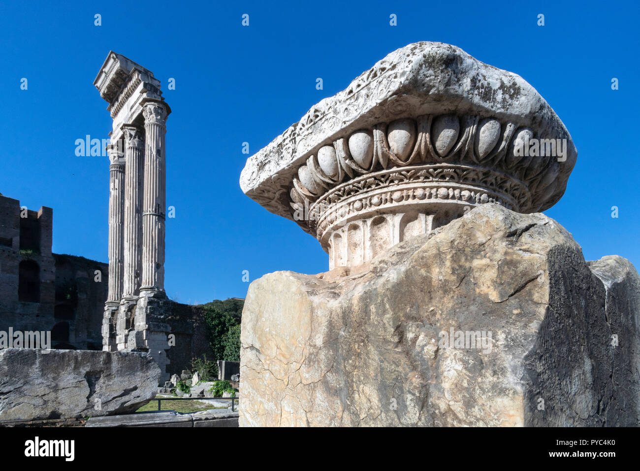 Guardando attraverso il foro romano verso le rimanenti colonne del Tempio dei Dioscuri, Roma, Italia. Foto Stock