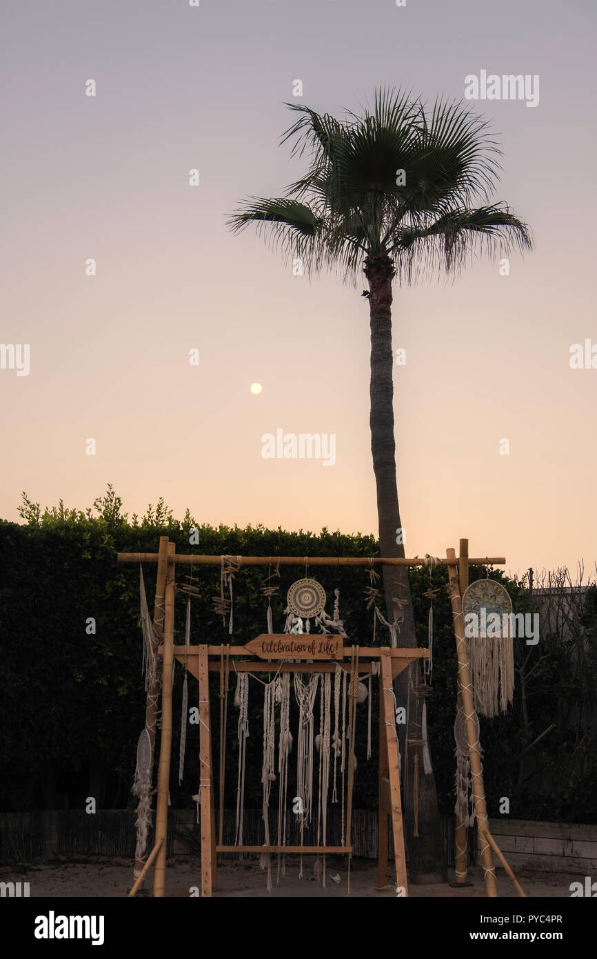 Un boho immagine di un dreamcatcher e scacciapensieri di sunrise, Marbella, Spagna. Foto Stock