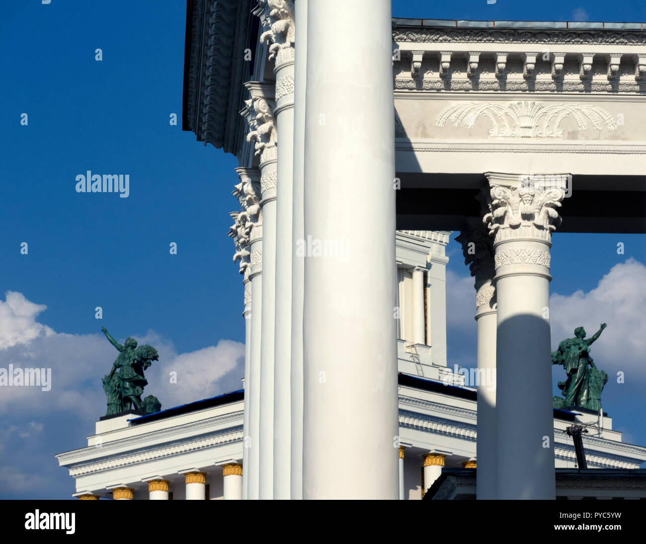 I dettagli di costruzione classica dall'epoca di Stalin, colonne e statue Foto Stock