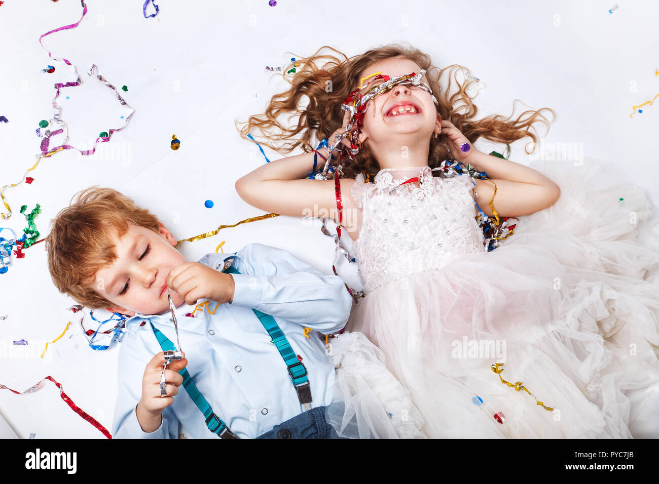 Gruppo di adorabili bambini divertirsi alla festa di compleanno Foto Stock