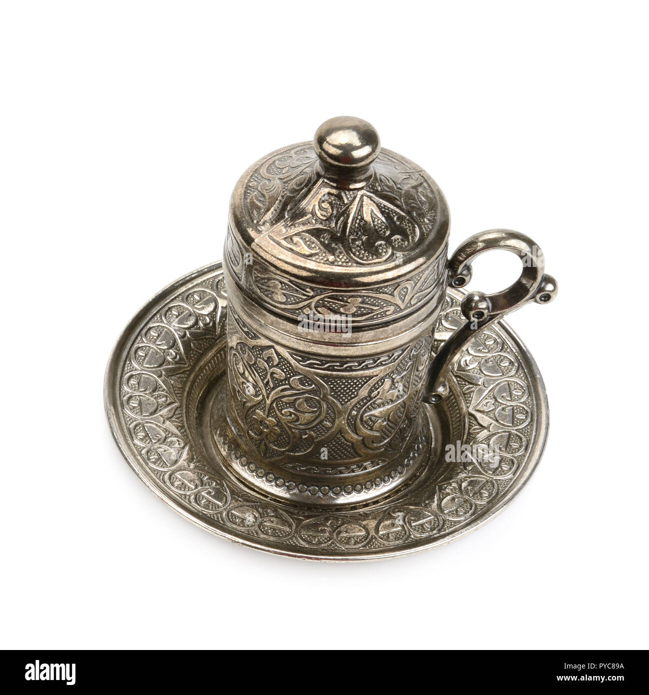 Bicchiere di metallo e piattino isolati su sfondo bianco Foto Stock