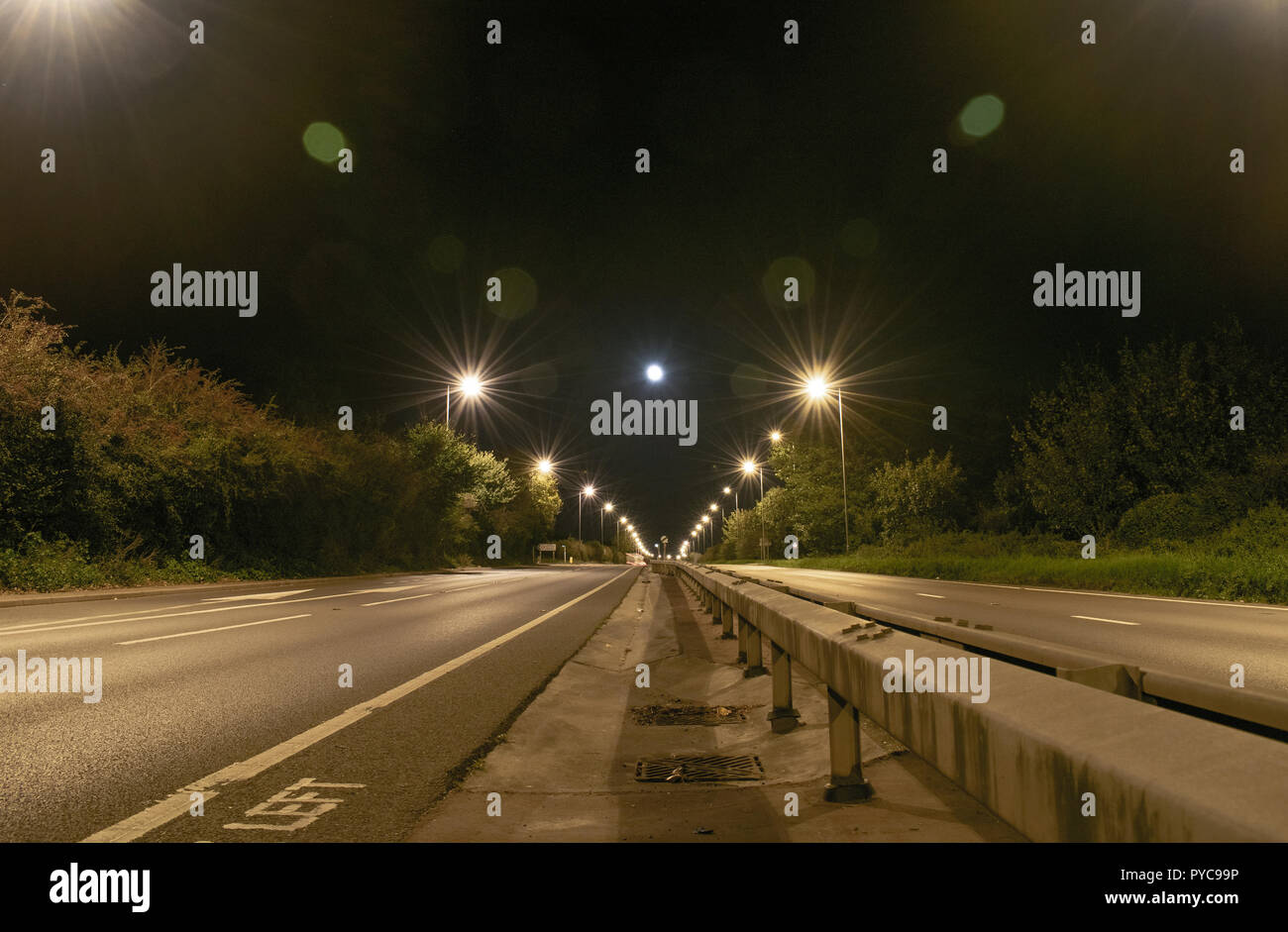 Luna piena sopra la strada Foto Stock