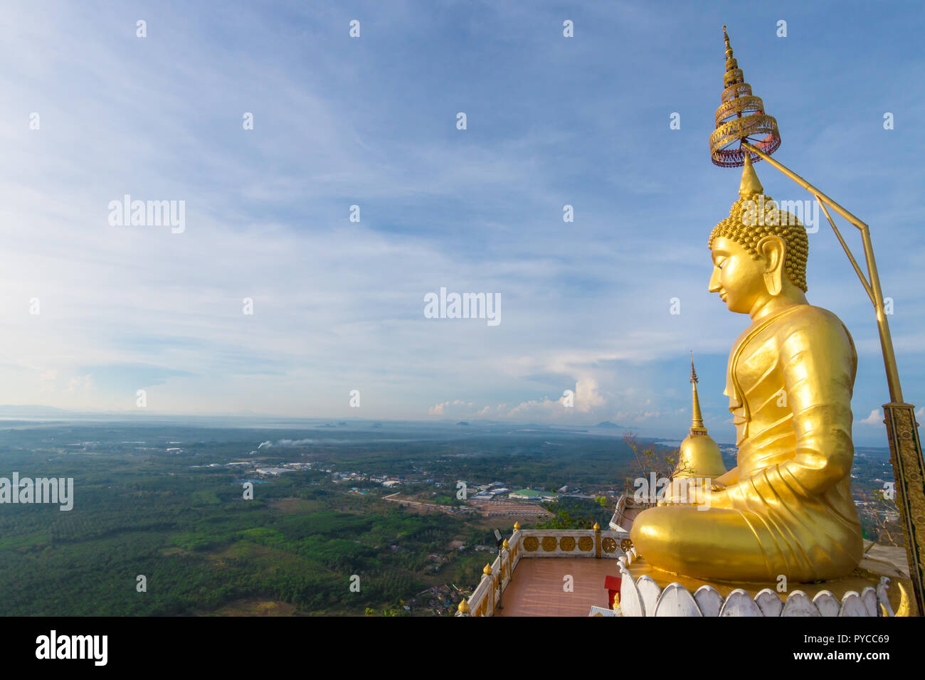 Il golden Buddha a la cima della montagna, Tiger tempio nella grotta, Krabi, Thailandia Foto Stock