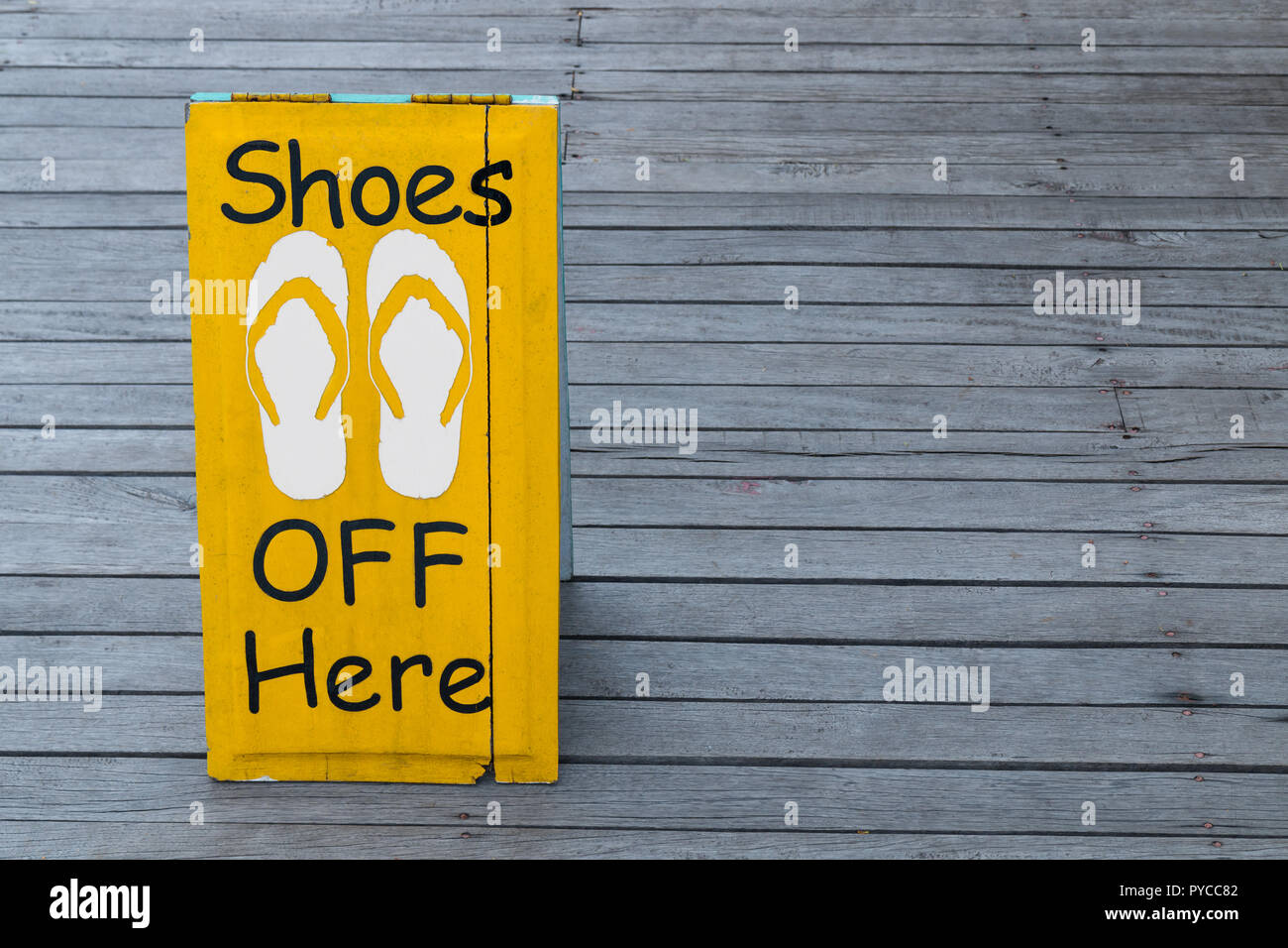 Nessun segno di scarpe sul pavimento in legno in colore giallo Foto Stock