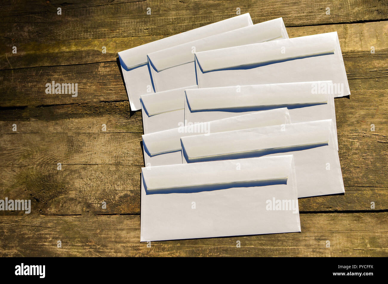 Bianco busta postale per la scrittura di lettere di corrispondenza non lo sfondo di legno Foto Stock