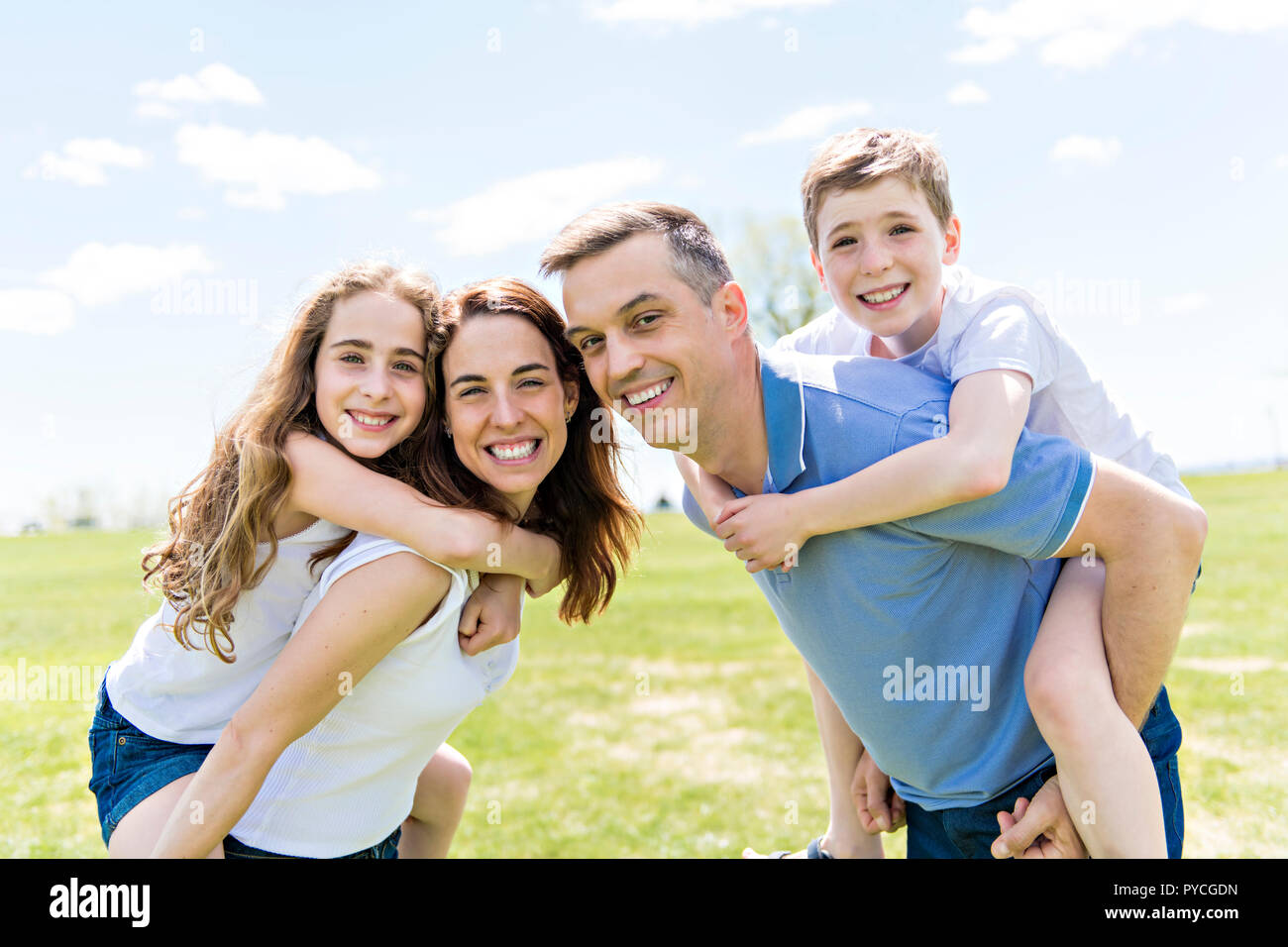 Famiglia di 4 persone all'aperto in un campo di divertimento Foto Stock