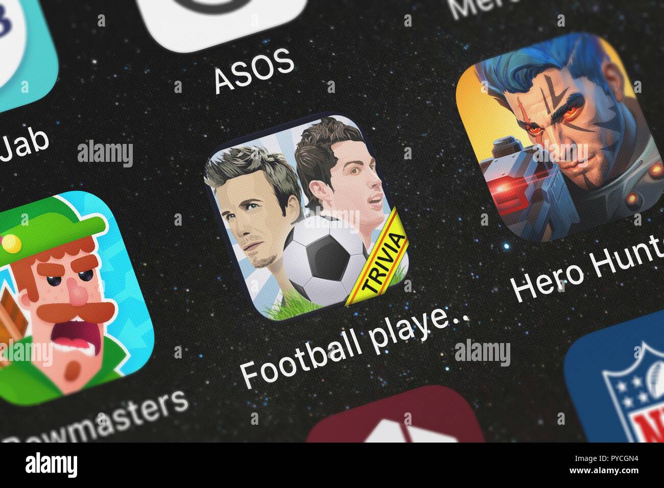 London, Regno Unito - 26 Ottobre 2018: screenshot del giocatore di football team logo gioco a quiz: indovina chi è il top nuova fama vera star del calcio faccia p Foto Stock
