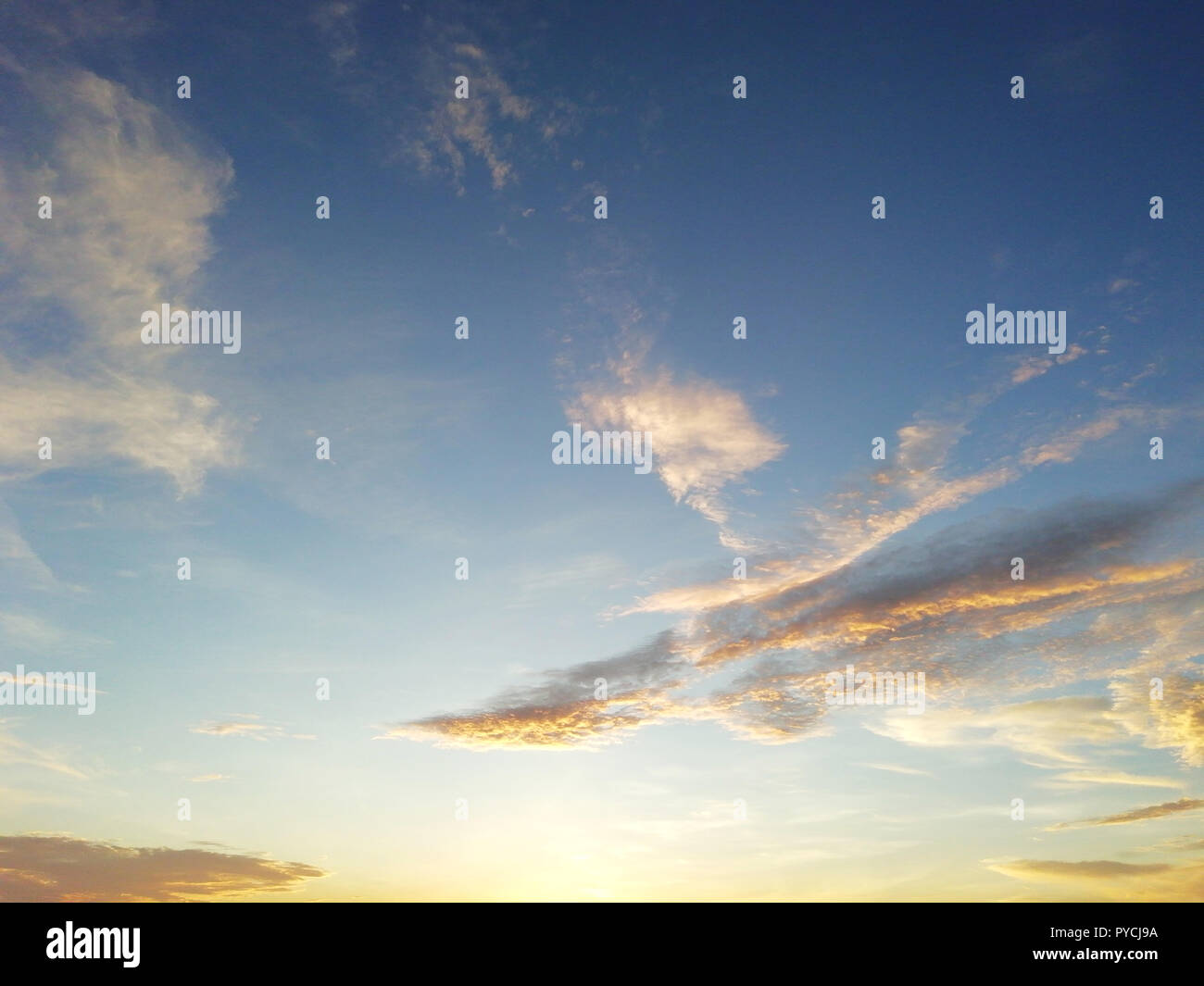 Il cielo al mattino, quando il sole sta per sorgere, crea bellissimi colori che ci stupiscono sempre. Foto Stock