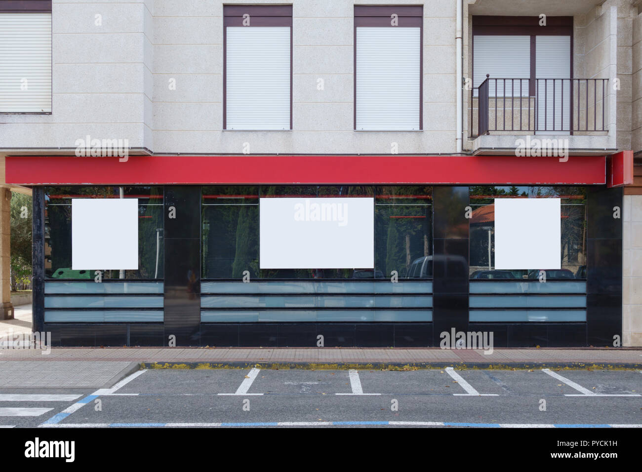 Ufficio bancario con tre cartelloni vuoto mock up per una pubblicità gratuita Foto Stock