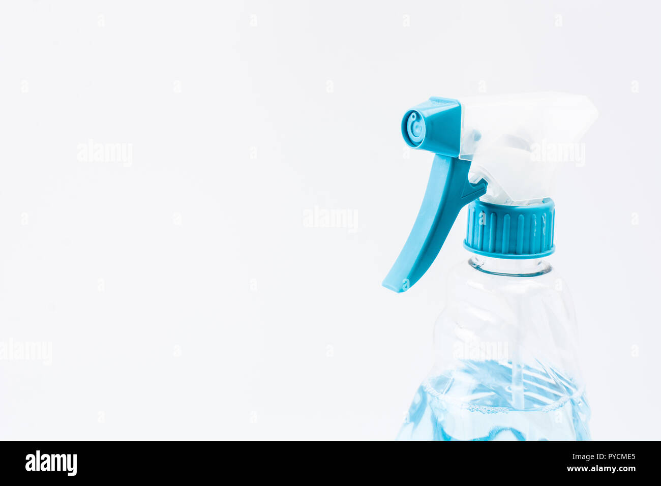 Spray per la pulizia di prodotto isolato. Copyspace Foto Stock