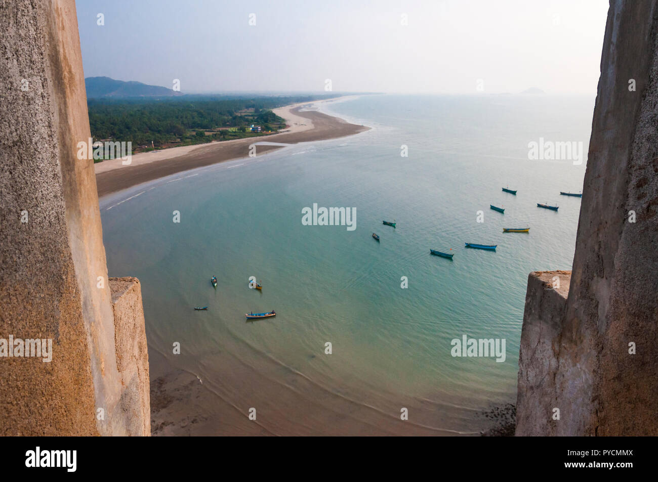 Qui potete vedere le barche da pesca, Smeraldo giungle, infinita distesa di sabbia e il bellissimo mare Arabico. Foto Stock
