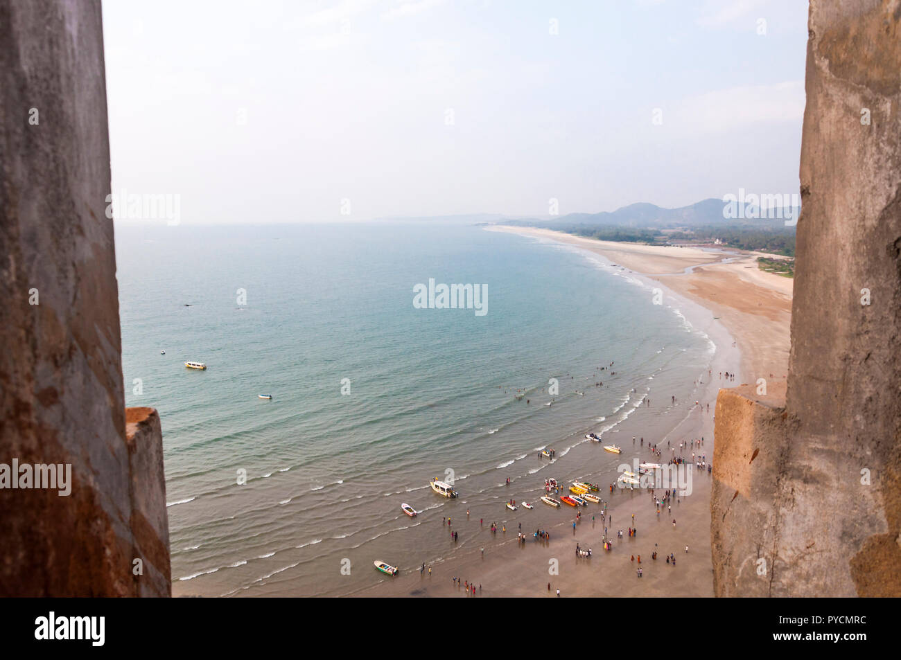 Potete vedere qui un sacco di barche diverse, le persone sono in appoggio e nuoto, infinita distesa di sabbia fino all orizzonte e il bellissimo mare Arabico acque. Foto Stock