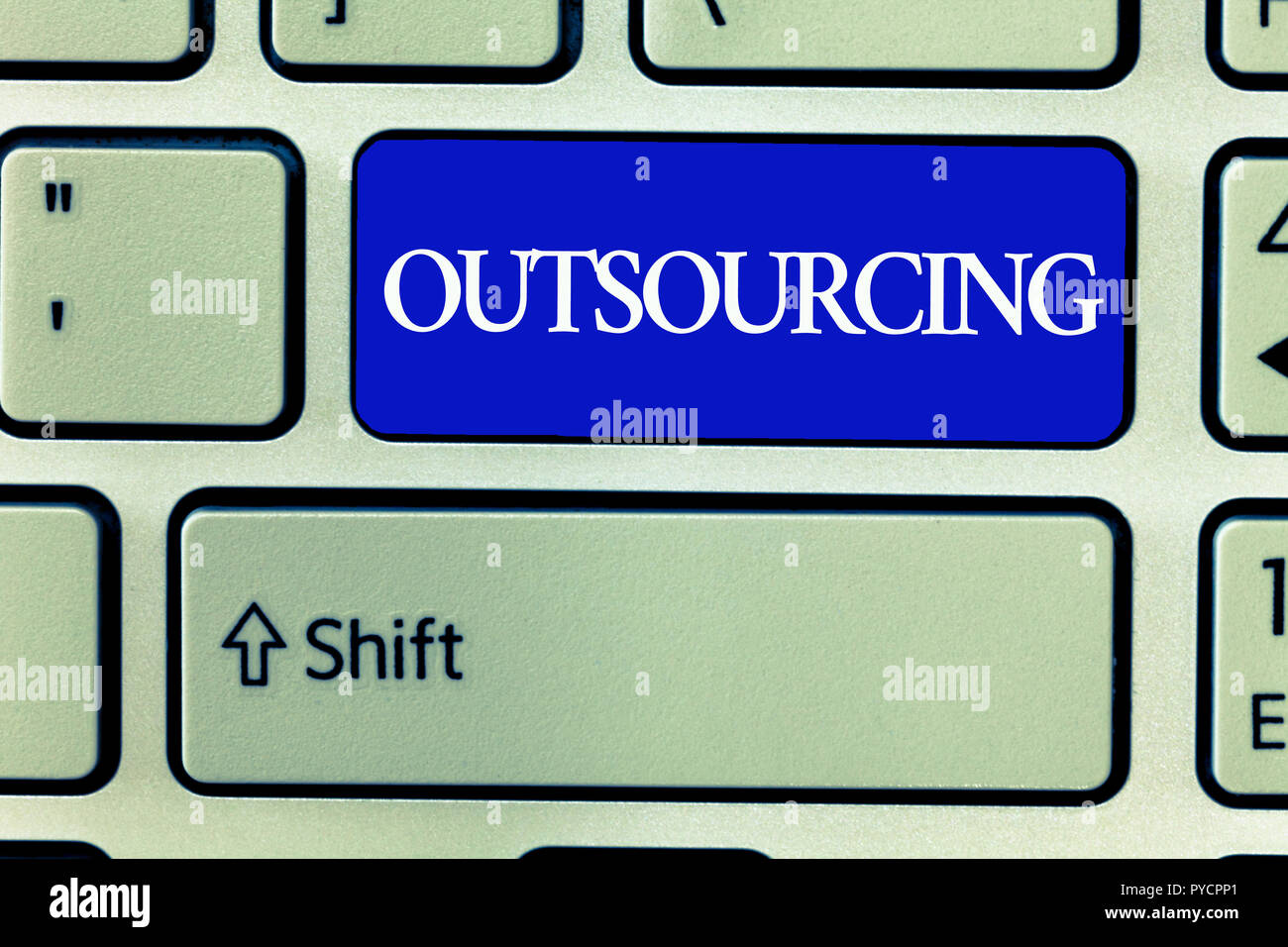 Testo che mostra segni di outsourcing. Foto concettuale ottenere beni o servizi mediante un contratto presso un fornitore esterno. Foto Stock