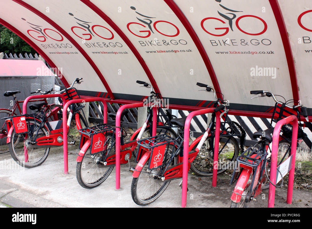 Un bike sharing a Todmorden stazione ferroviaria, West Yorkshire, Inghilterra Foto Stock