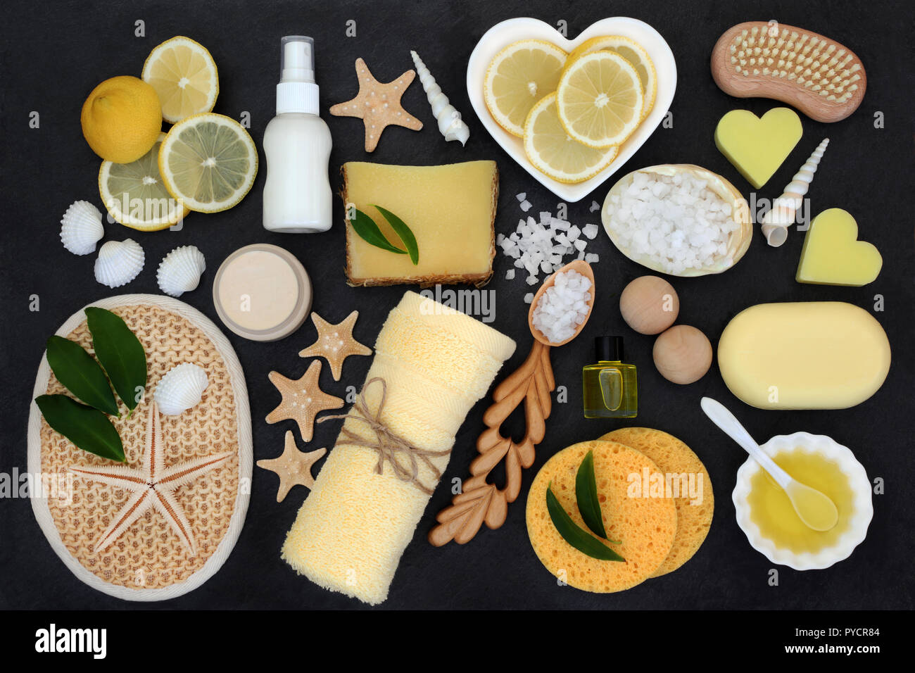 Dermocosmesi naturale per la cura del corpo e trattamenti di bellezza con limone, crema idratante, ex foliating sale e scrub, saponi e aromaterapia olio essenziale. Foto Stock