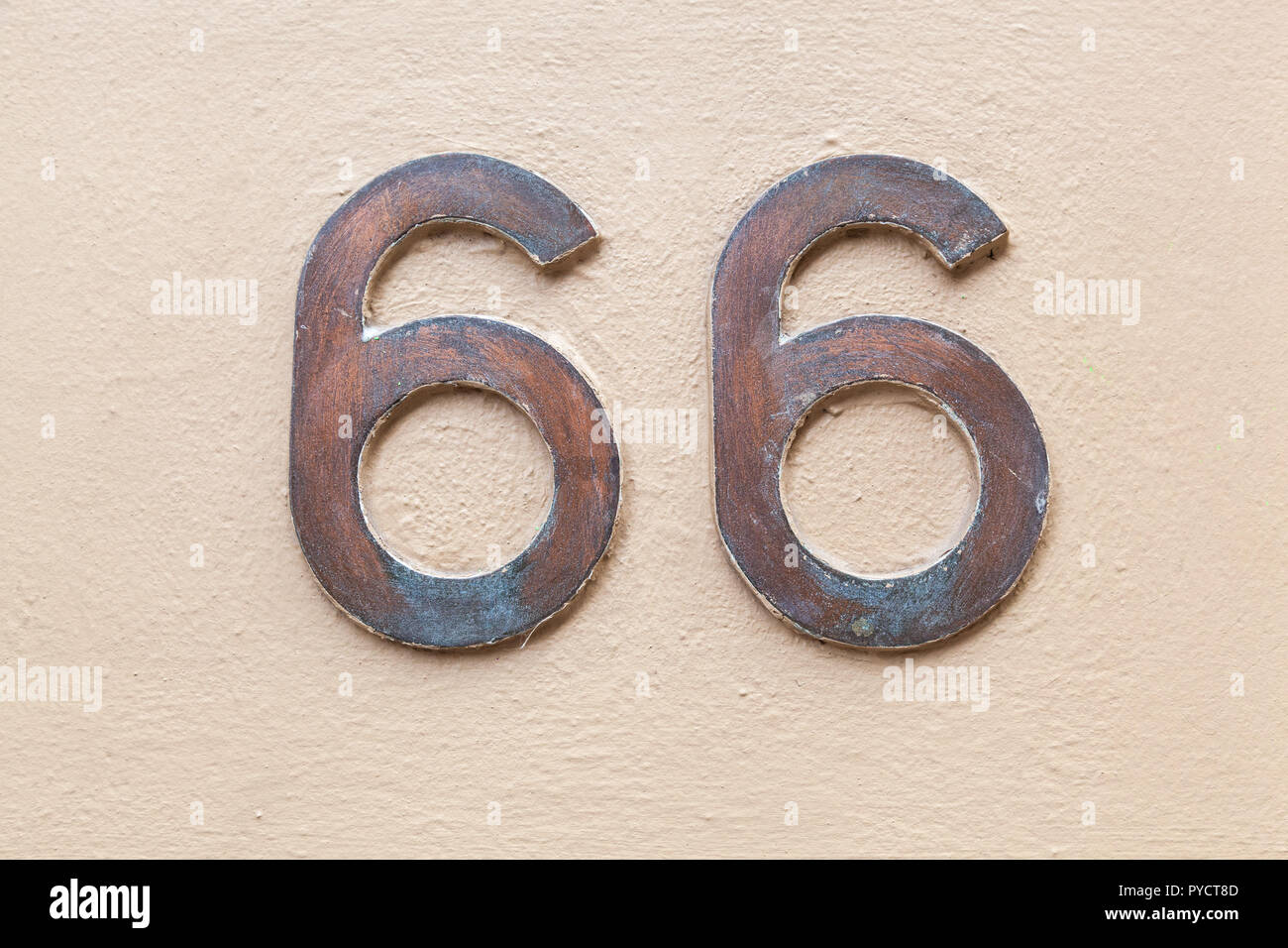 Numero di casa sessantasei 66 nella foratura di metallo - ottone, in designer font dalla Svezia Foto Stock
