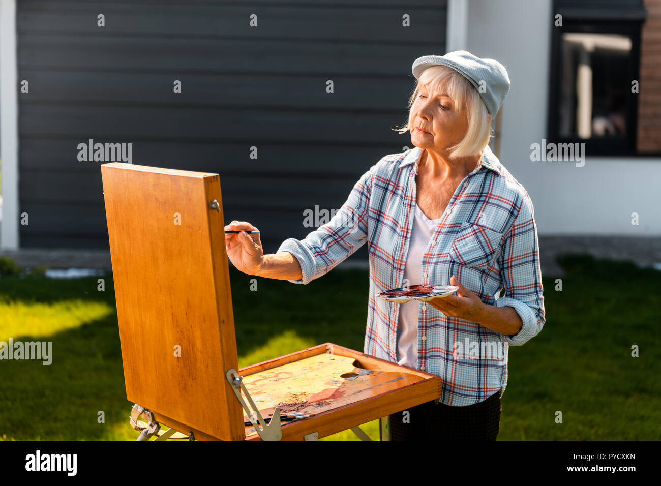 Ritirato sperimentato artista sensazione incredibile durante il disegno in campagna Foto Stock
