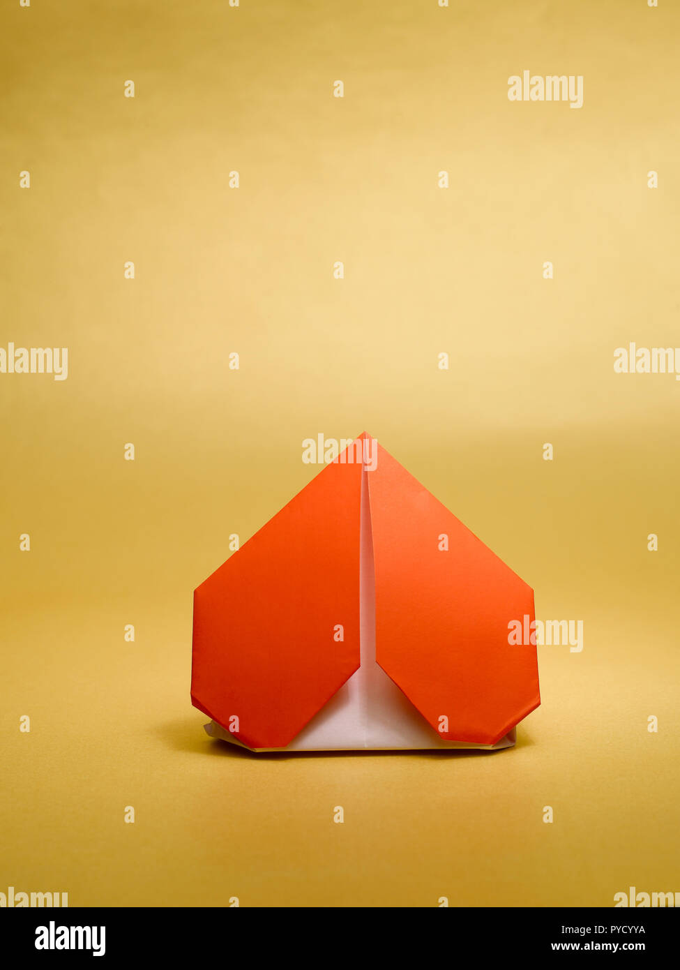 Cuori di carta di Origami fotografia stock. Immagine di origami