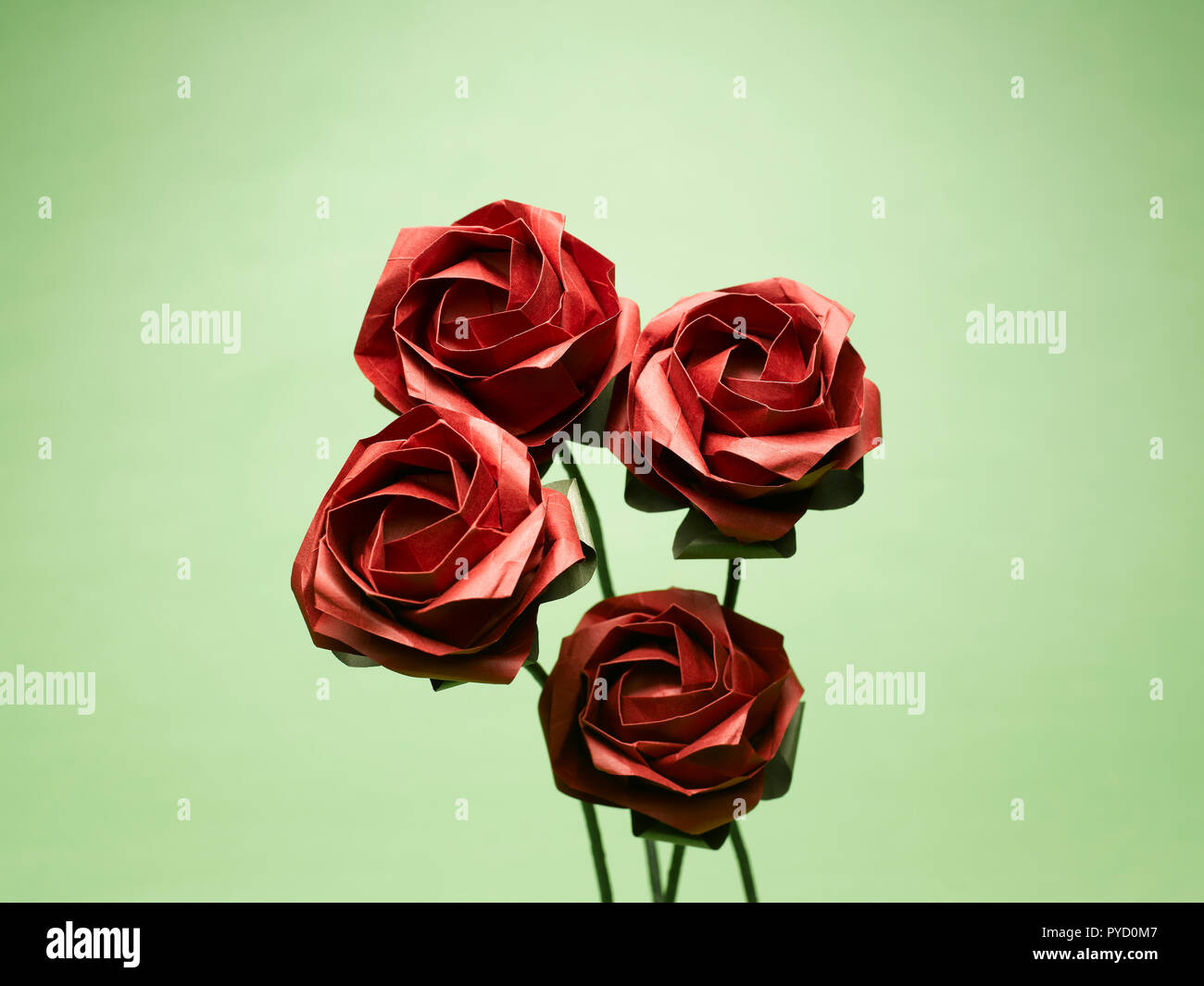 Un mazzo di rose di carta realizzate utilizzando la tecnica di origami Foto  stock - Alamy
