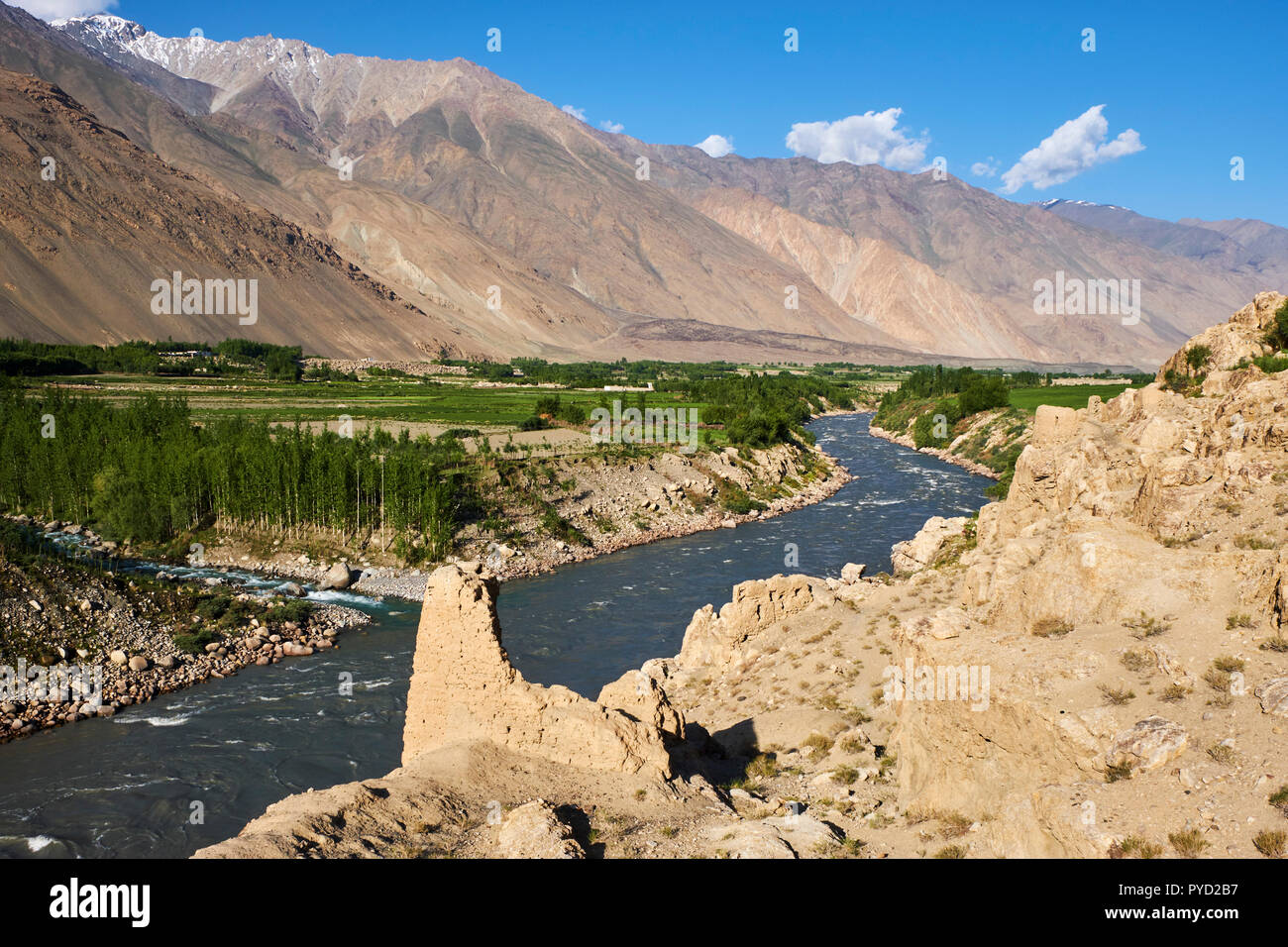 Il Tagikistan, Asia Centrale, Gorno Badakshan, il Pamir, Khaakha fortezza nel Wakhan valley, fiume Panj tra il Tagikistan e Afghanistan Foto Stock