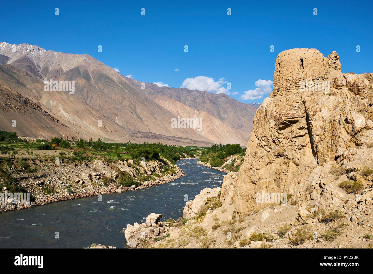 Il Tagikistan, Asia Centrale, Gorno Badakshan, il Pamir, Khaakha fortezza nel Wakhan valley, fiume Panj tra il Tagikistan e Afghanistan Foto Stock