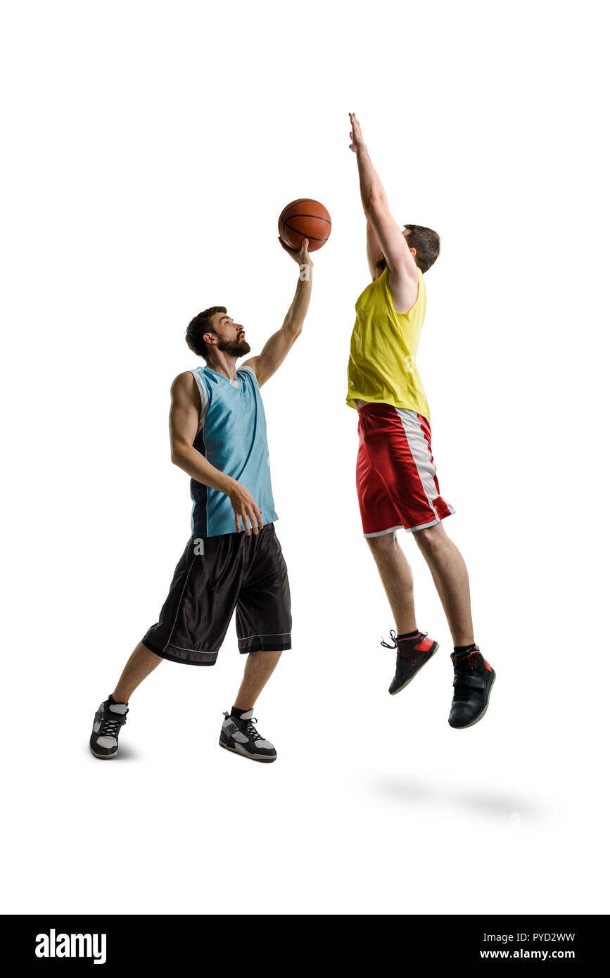 Due uomini giocare a basket Foto Stock