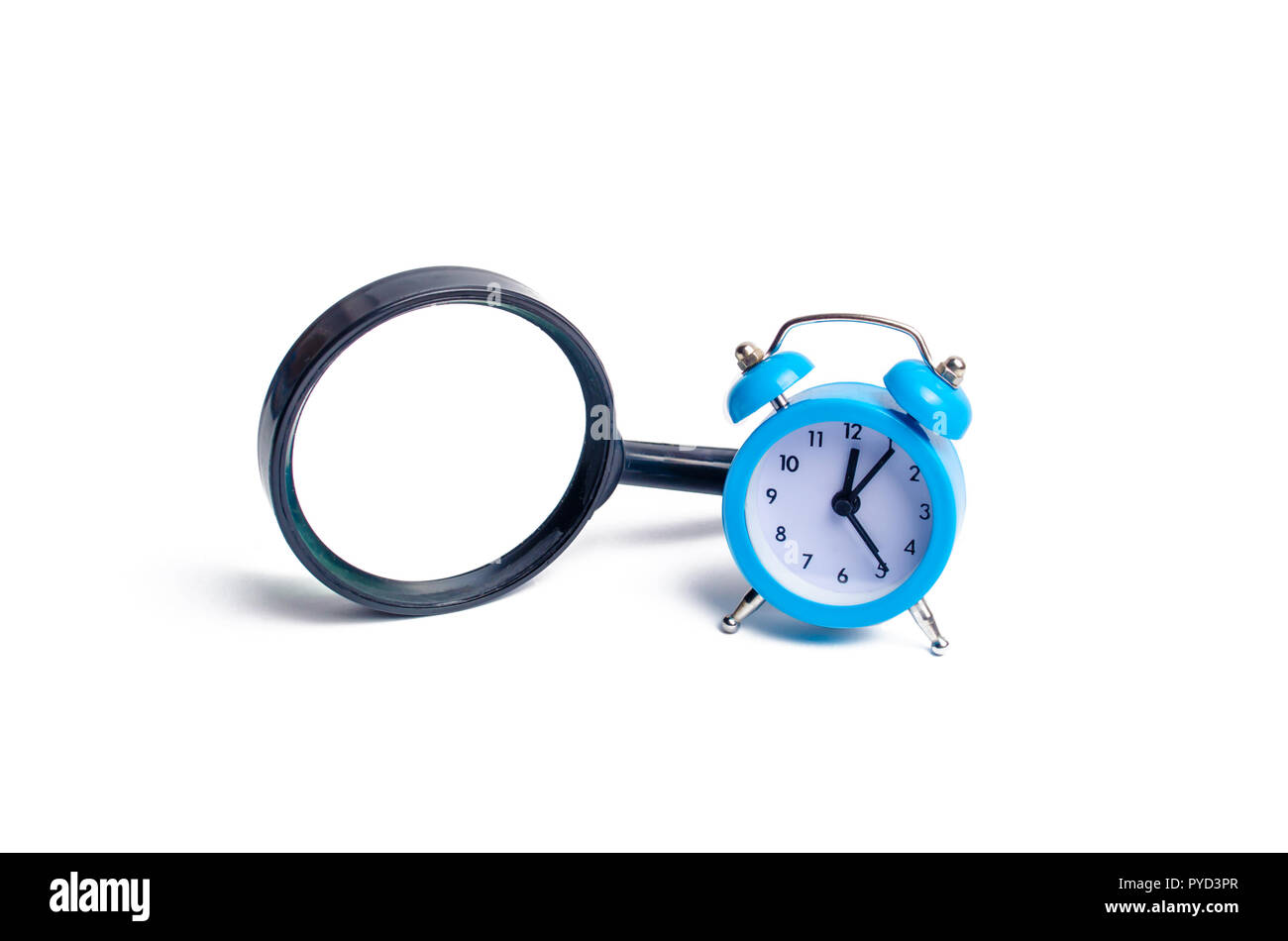 Lente di ingrandimento e un orologio. Il concetto di trovare tempo libero per hobby, famiglia, tempo libero e lavoro. Sostituzione temporanea di ricerca. Ricerca urgente, inv Foto Stock