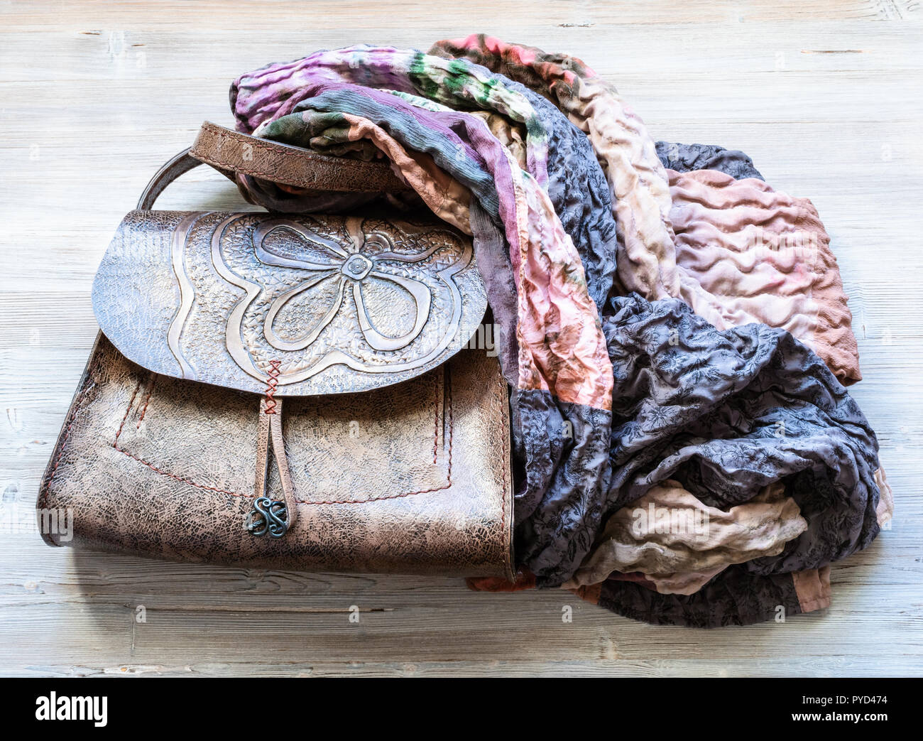 Workshop di rendere la scolpito da borsetta in pelle - borsa a mano con  decorazioni scolpite avvolto del patchwork sciarpa sul tavolo di legno Foto  stock - Alamy