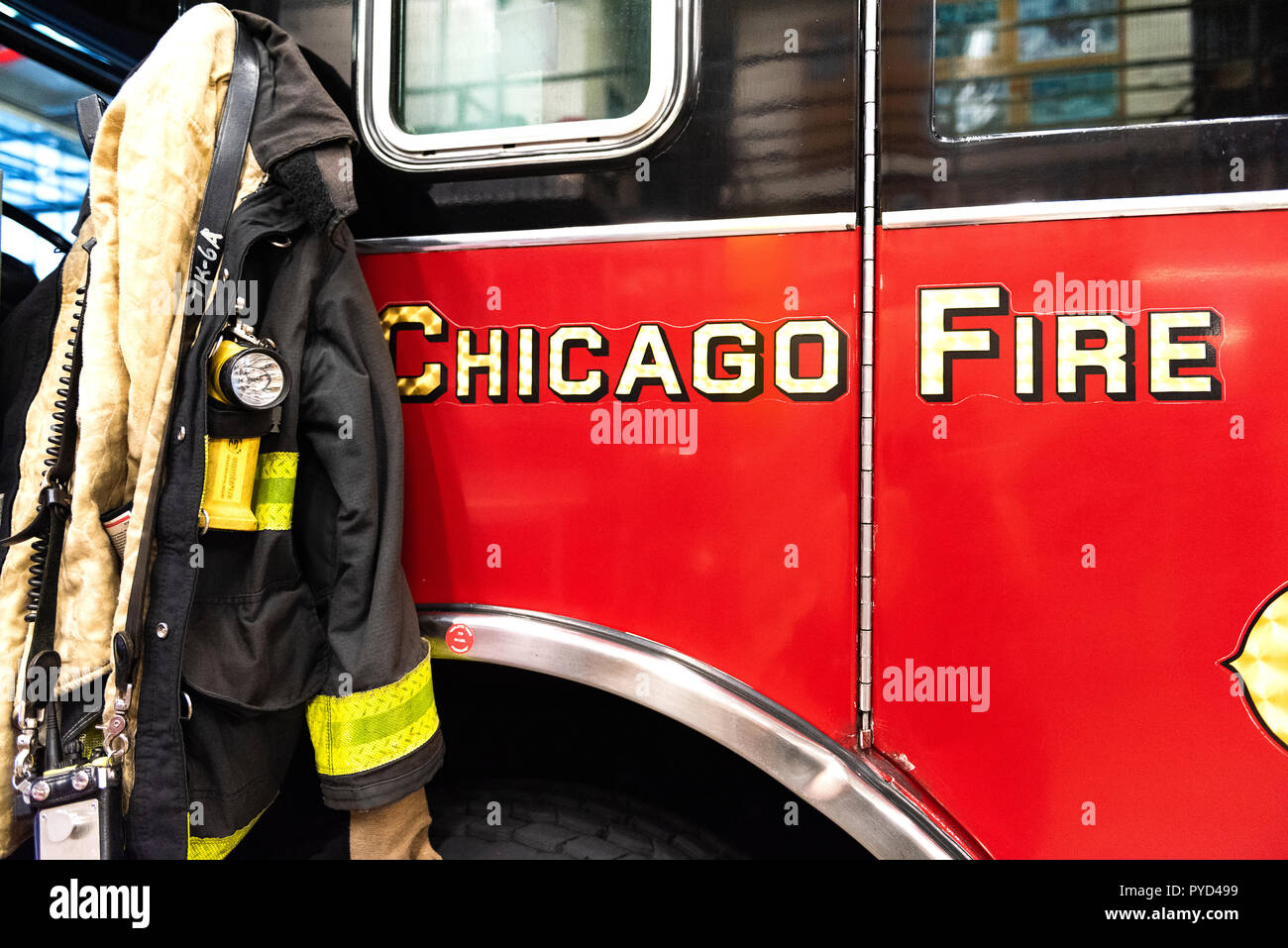 CHICAGO, Illinois, Stati Uniti d'America - 10 ottobre 2018: i vigili del fuoco i vestiti dalla squadra reale camion dei pompieri in Chicago Fire Department a trimestri del Motore Co. Foto Stock