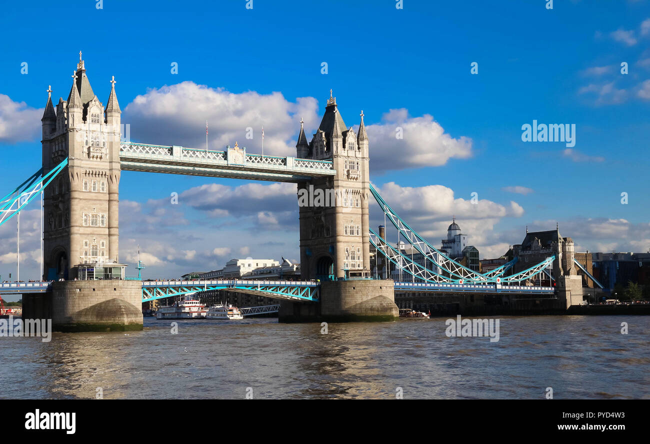 Il Tower Bridge di Londra in giornata soleggiata, Inghilterra, Regno Unito. Foto Stock