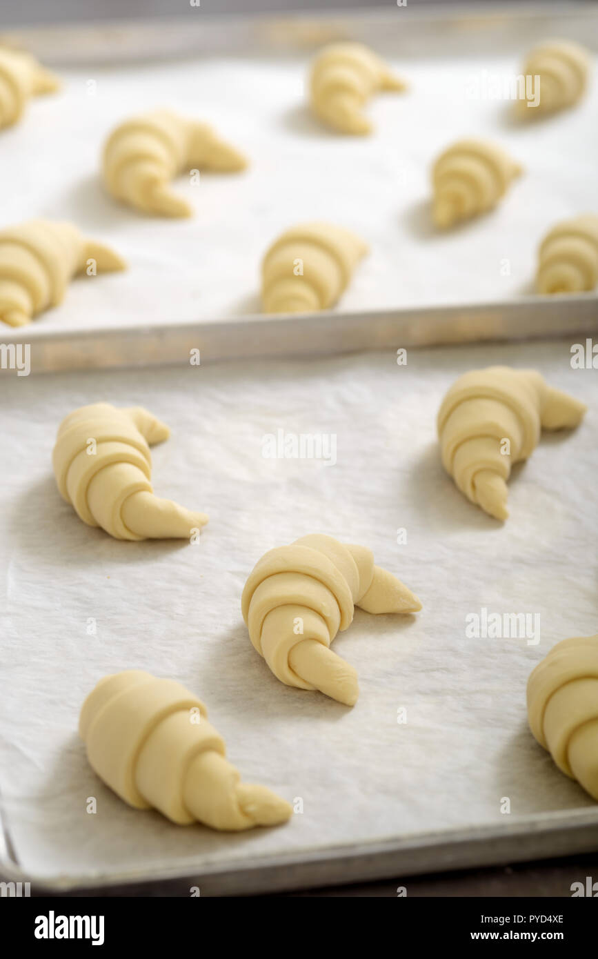 La vaniglia crescent rotoli sul vassoio Foto Stock