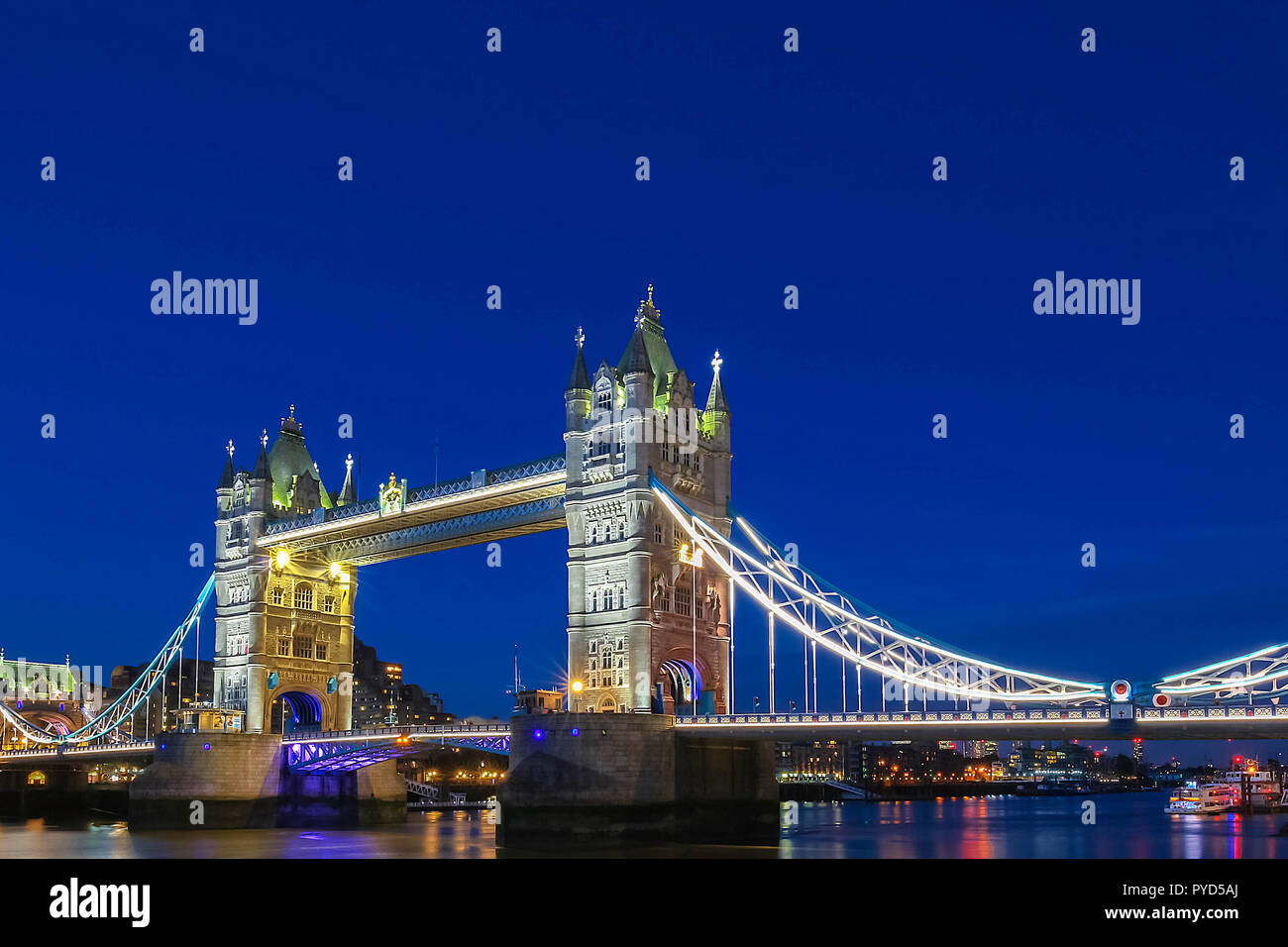 Il Tower Bridge di Londra in serata, Inghilterra, Regno Unito. Foto Stock