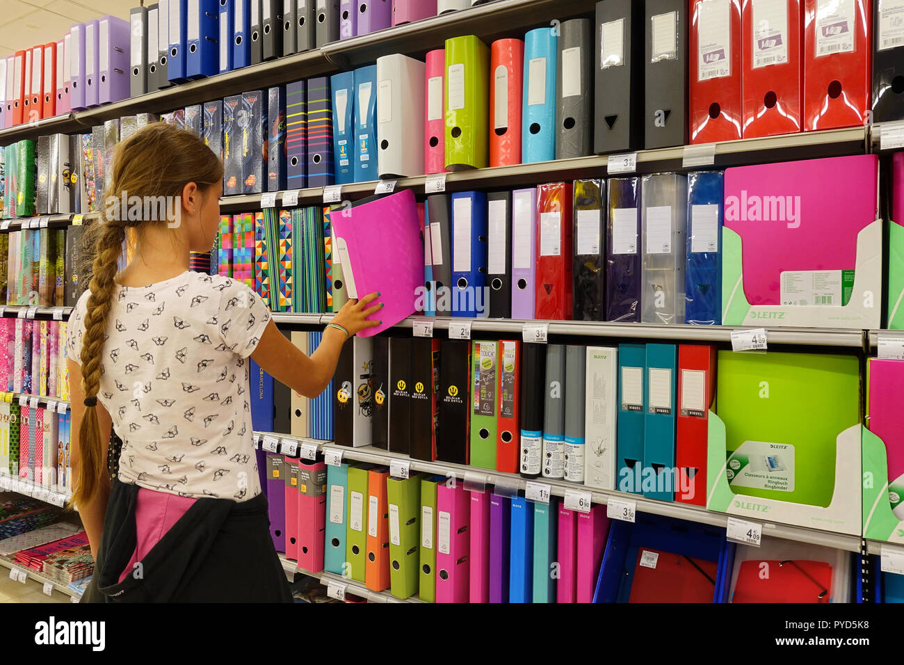 Ragazza selezionando una mappa della scuola in un Ipermercato Carrefour Foto Stock