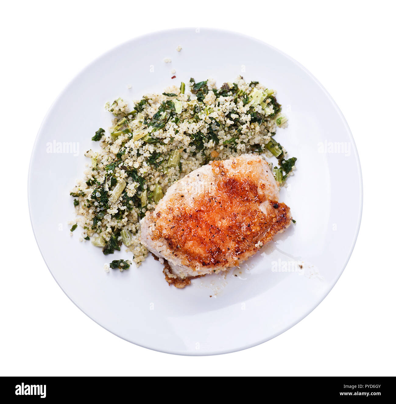 Fritti di petto di pollo e insalata di quinoa isolati su sfondo bianco Foto Stock