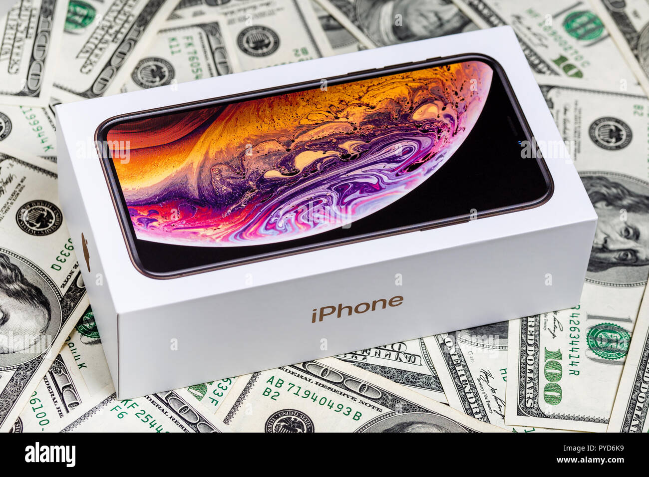 Ultima Iphone XS in confezione chiusa sul dollaro Usa banconote dello  sfondo Foto stock - Alamy