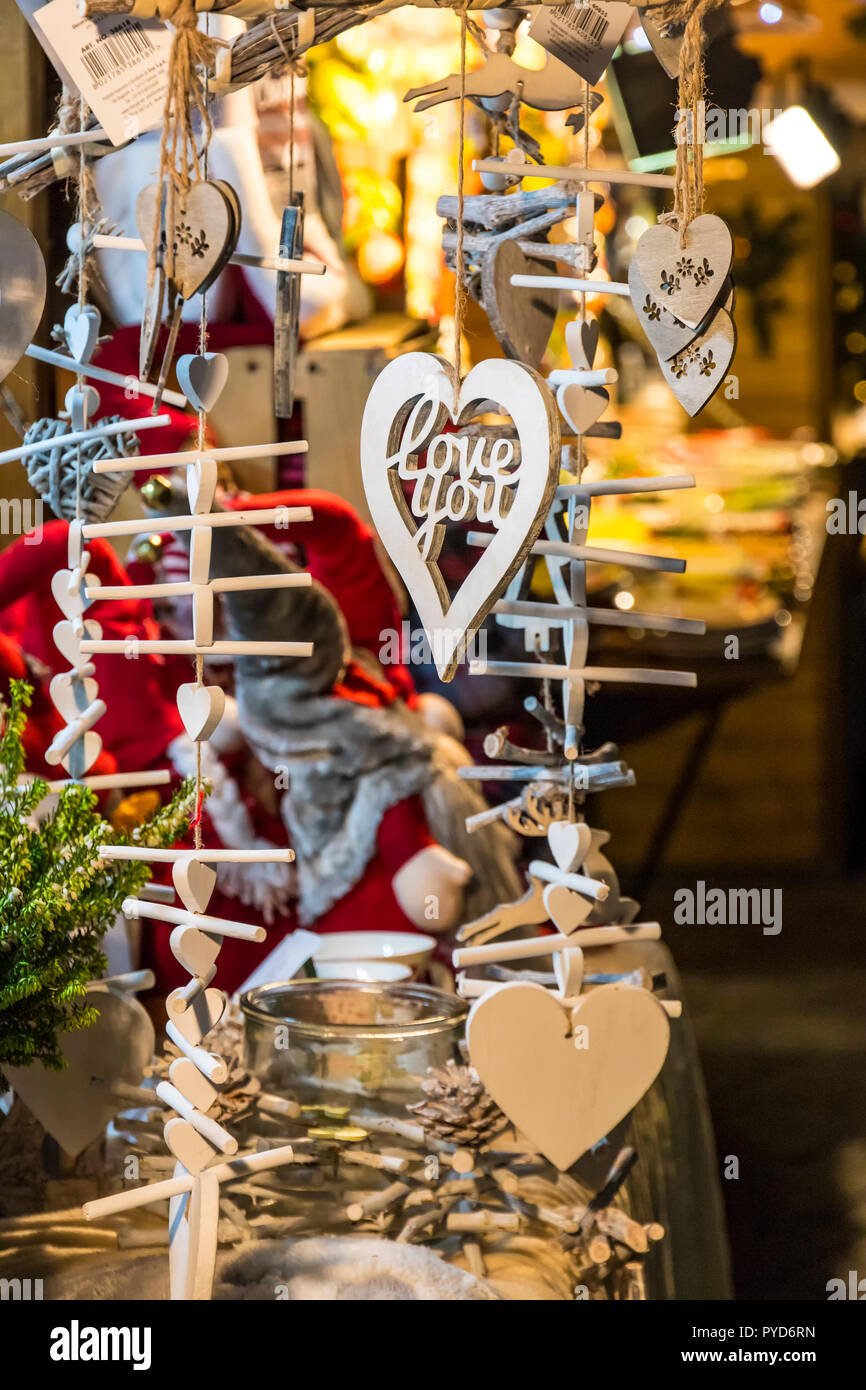 Insieme di piccoli Natale decorazioni in legno doni (cuori, cervi, abeti). Il Natale e il Nuovo Anno composizione Foto Stock