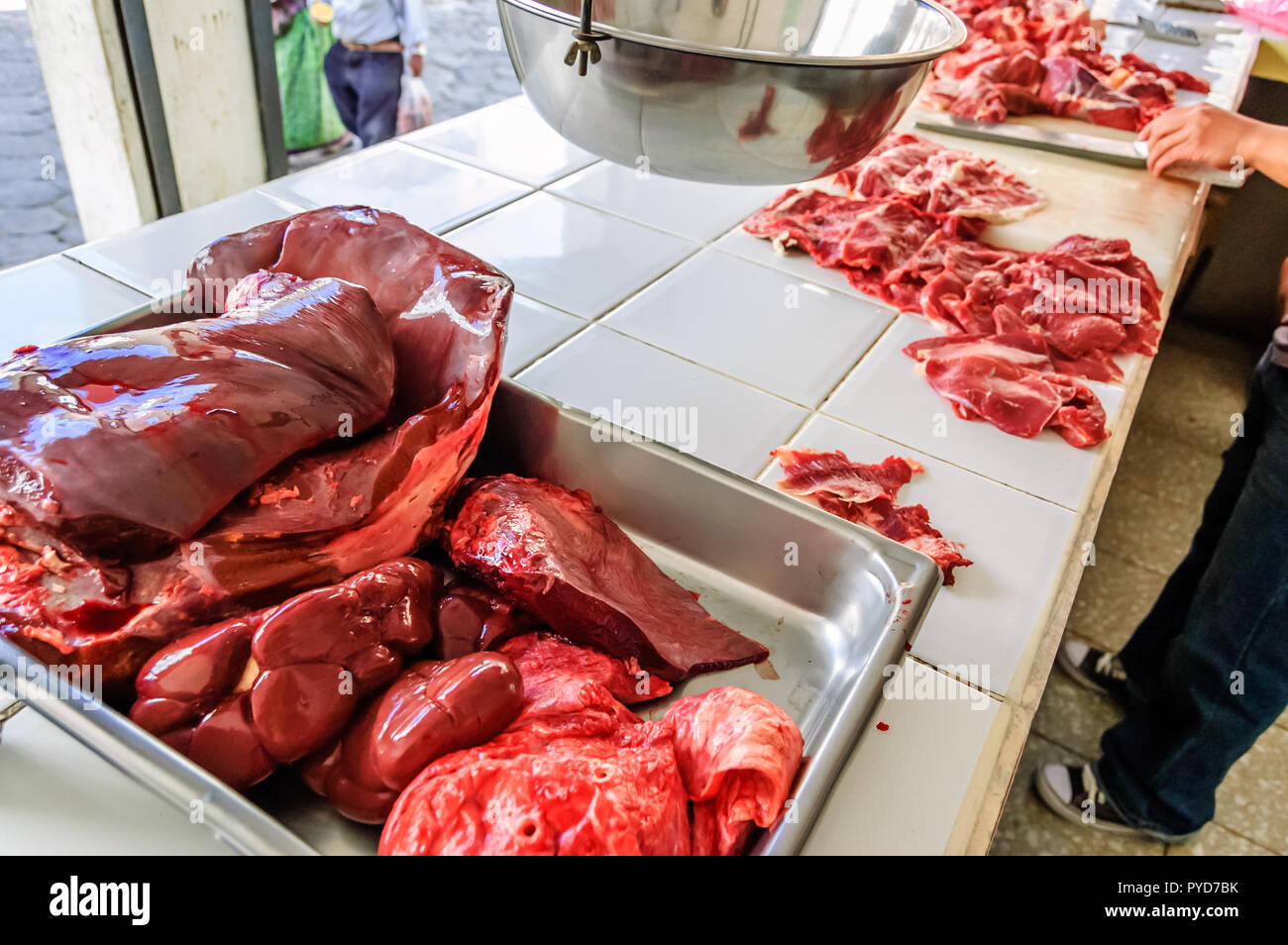 Display a base di carne in macelleria in città Maya nelle Highlands occidentali del Guatemala Foto Stock