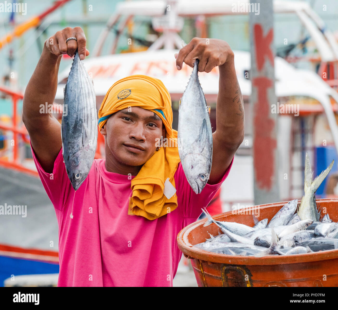 Pescatore con novellame di tonno nelle Filippine Foto Stock