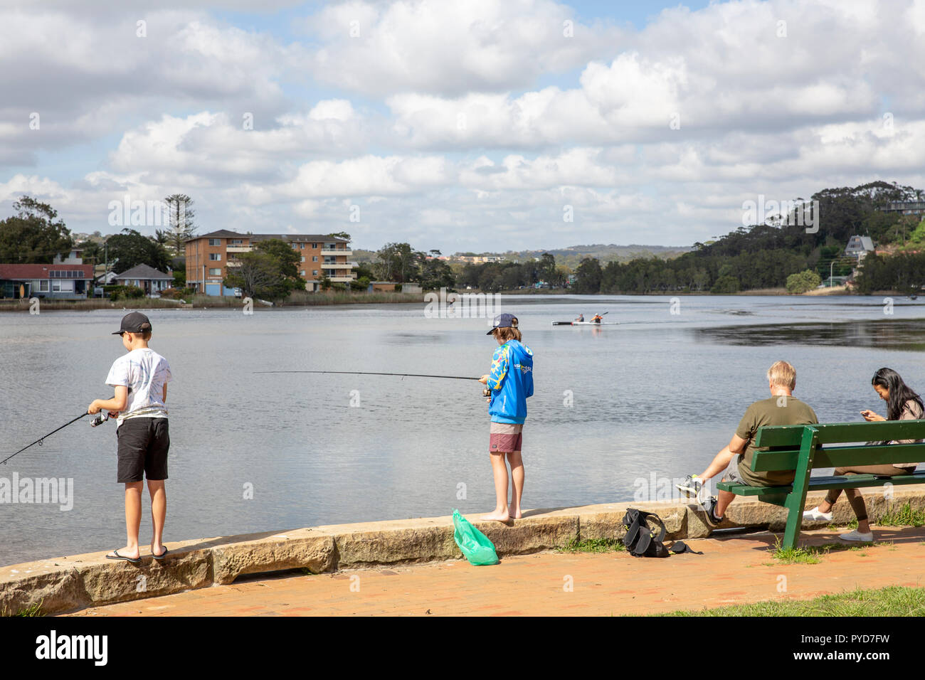 Due giovani ragazzi di pesca in lago Narrabeen laguna di Sydney , Australia Foto Stock