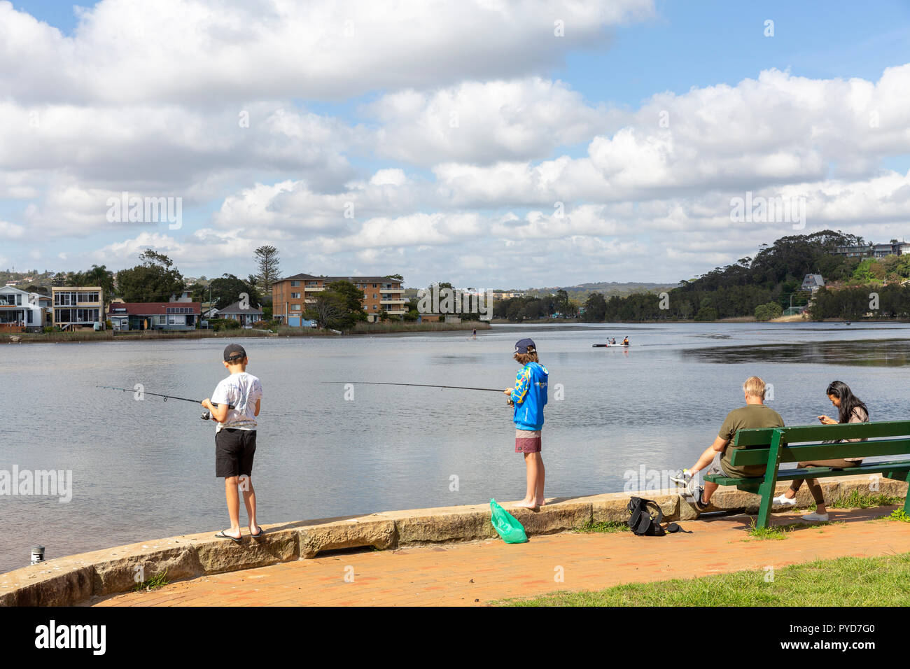 Due giovani ragazzi di pesca in lago Narrabeen laguna di Sydney , Australia Foto Stock