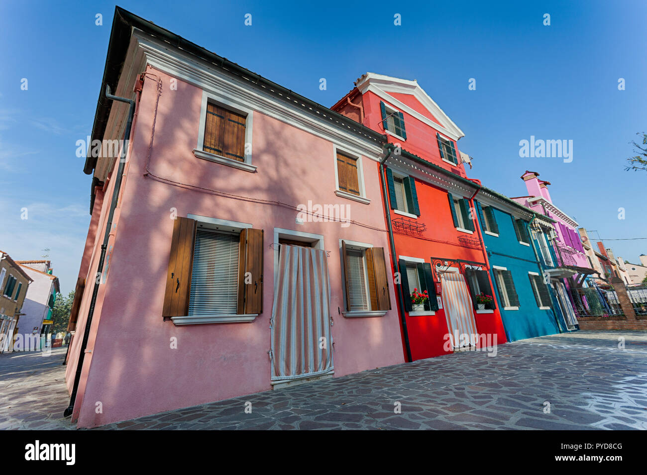 Le case colorate di Burano, Italia su una chiara mattina Foto Stock