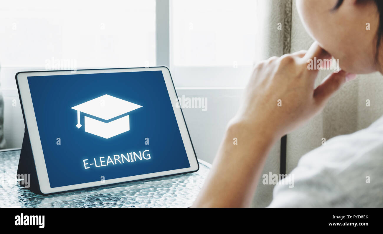 Formazione online, e-learning e e-book concetto. Un uomo con tavoletta digitale per l'istruzione Foto Stock