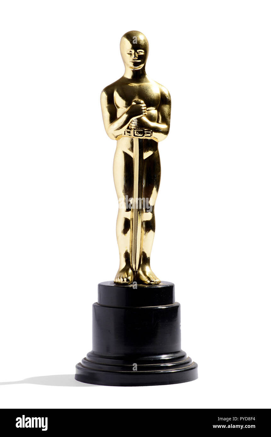 Golden replica di un Oscar film award su un plinto nero isolato su bianco in formato verticale Foto Stock