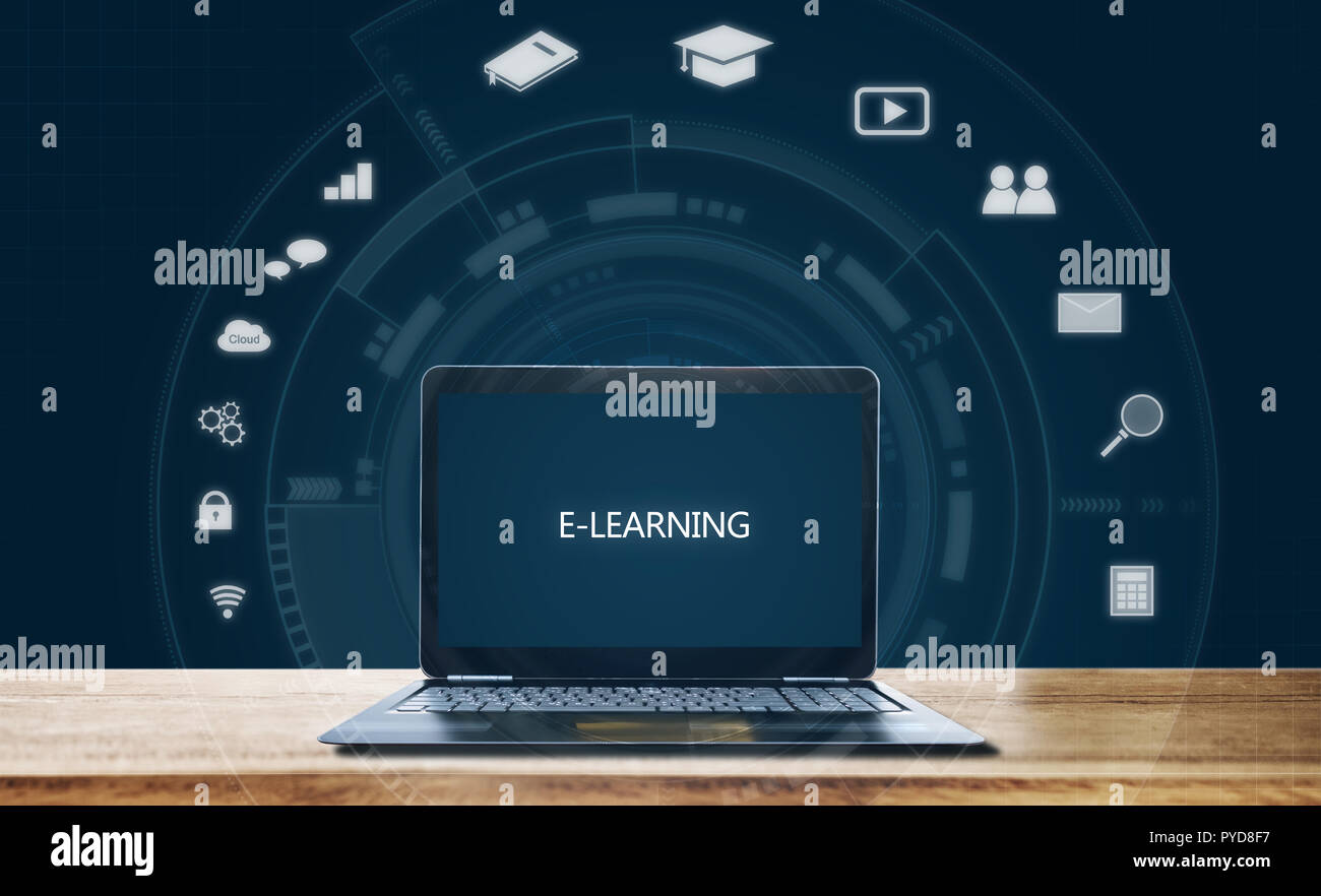 L'E-learning sul computer portatile, su un tavolo di legno. Educazione on line, l'e-learning e istruzione media concept Foto Stock