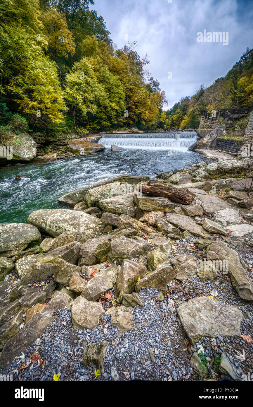 La cascata al Grist Mill sulla bellissima che scorre con flusso di colori autunnali a McConnell mulini del parco statale, Pennsylvania, STATI UNITI D'AMERICA Foto Stock