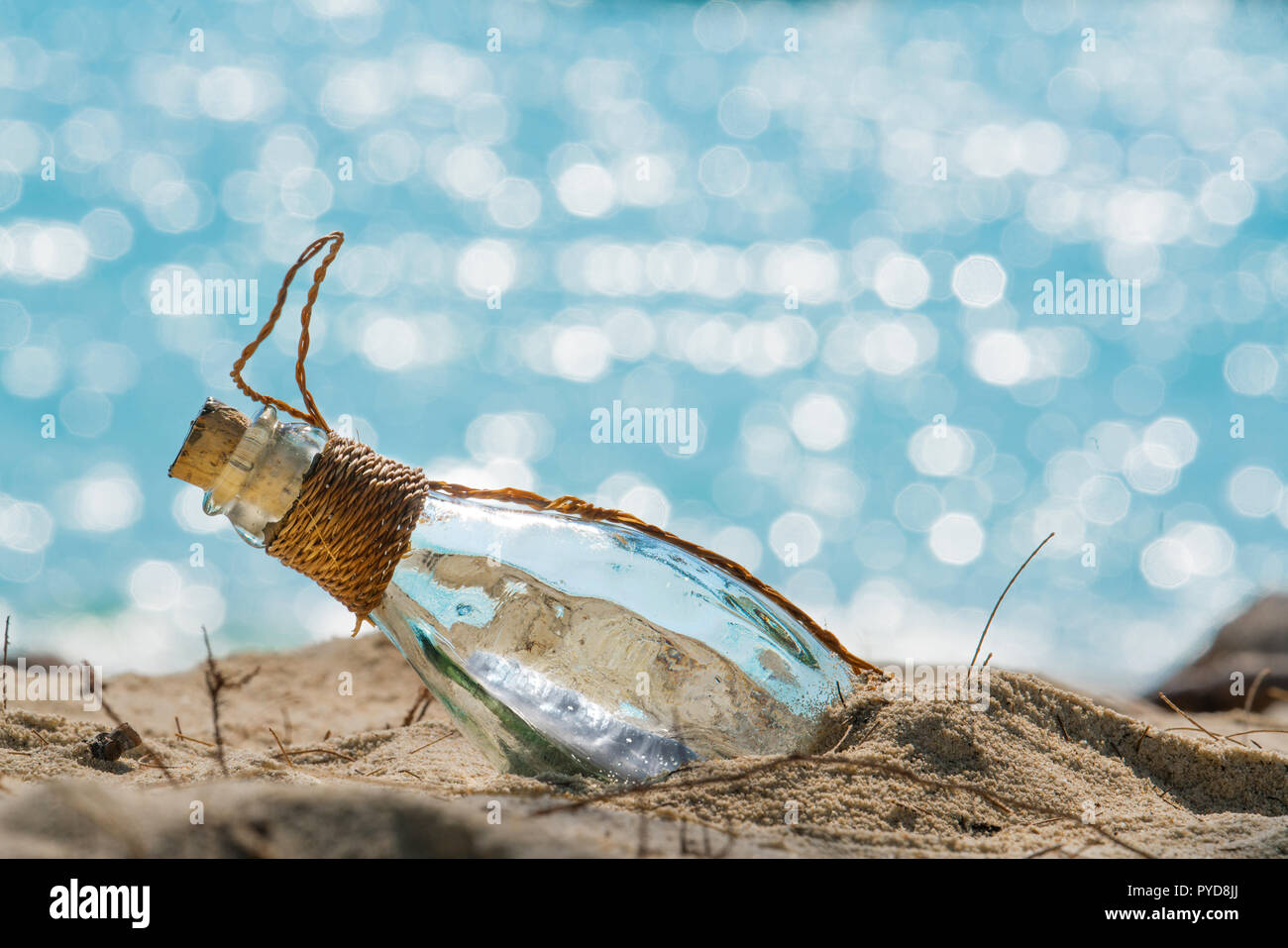 Lettera messaggio in un bicchiere bottiglia trasparente sulla spiaggia , concept per la comunicazione. Foto Stock